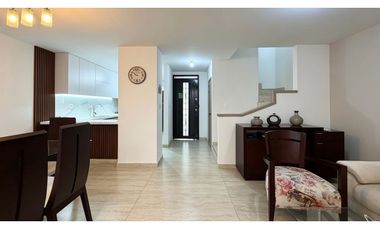 Casa remodelada con terraza en venta | Bosque de Versalles - Palmira