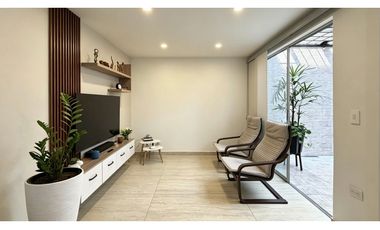 Casa remodelada con terraza en venta | Bosque de Versalles - Palmira