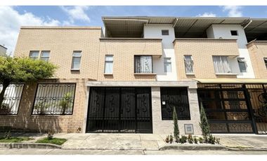 Casa remodelada con terraza en venta | Bosque de Versalles - Palmira