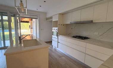 Casa en Acassuso en alquiler con pileta