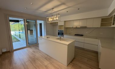 Casa en Acassuso en alquiler con pileta