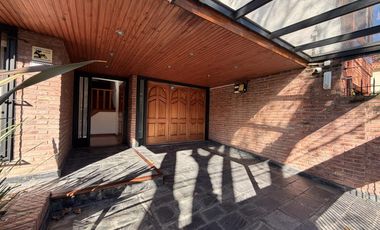 Casa en Acassuso en alquiler con pileta