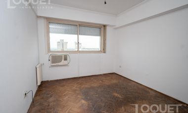 Piso de 2 dormitorios, escritorio y cochera