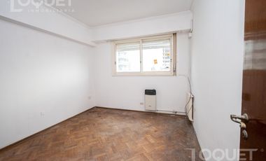 Piso de 2 dormitorios, escritorio y cochera