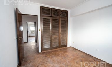 Piso de 2 dormitorios, escritorio y cochera