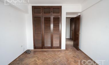 Piso de 2 dormitorios, escritorio y cochera