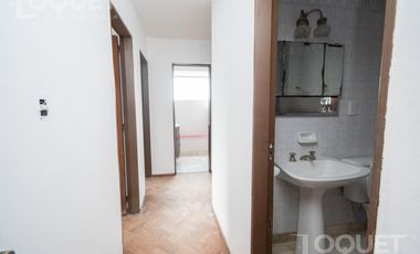 Piso de 2 dormitorios, escritorio y cochera