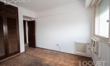 Piso de 2 dormitorios, escritorio y cochera