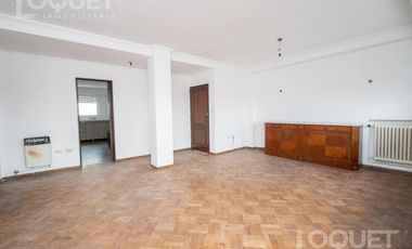 Piso de 2 dormitorios, escritorio y cochera