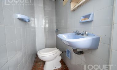 Piso de 2 dormitorios, escritorio y cochera