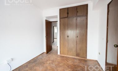 Piso de 2 dormitorios, escritorio y cochera