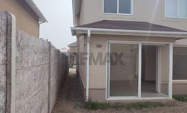 Arriendo Casa en Condominio con Laguna 4D/3B