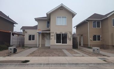 Arriendo Casa en Condominio con Laguna 4D/3B