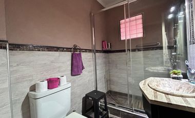Casa de dos plantas en venta | Haedo - Morón | con cochera y pileta