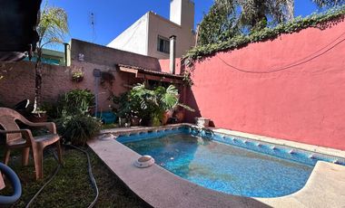 Casa de dos plantas en venta | Haedo - Morón | con cochera y pileta