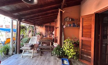 Casa de dos plantas en venta | Haedo - Morón | con cochera y pileta