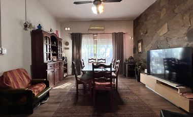 Casa de dos plantas en venta | Haedo - Morón | con cochera y pileta