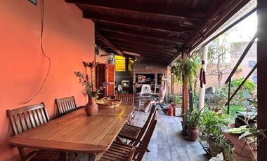 Casa de dos plantas en venta | Haedo - Morón | con cochera y pileta