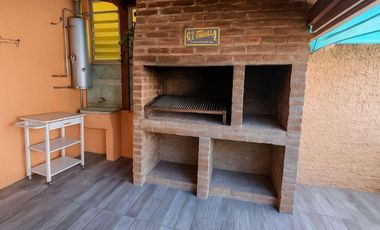 Casa de dos plantas en venta | Haedo - Morón | con cochera y pileta