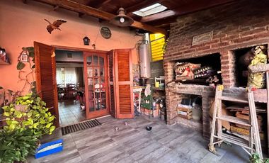 Casa de dos plantas en venta | Haedo - Morón | con cochera y pileta
