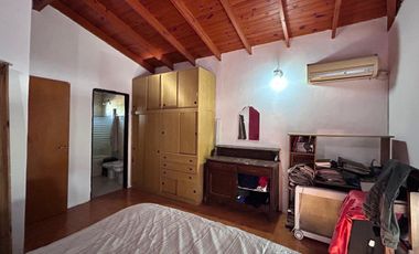 Casa de dos plantas en venta | Haedo - Morón | con cochera y pileta