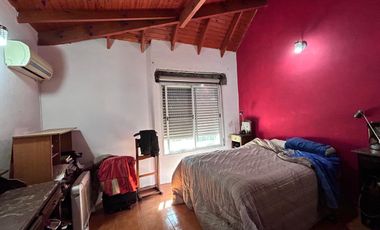 Casa de dos plantas en venta | Haedo - Morón | con cochera y pileta