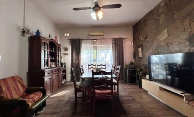 Casa de dos plantas en venta | Haedo - Morón | con cochera y pileta