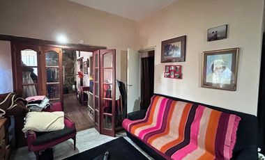 Casa de dos plantas en venta | Haedo - Morón | con cochera y pileta