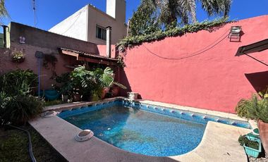 Casa de dos plantas en venta | Haedo - Morón | con cochera y pileta