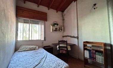 Casa de dos plantas en venta | Haedo - Morón | con cochera y pileta