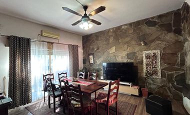 Casa de dos plantas en venta | Haedo - Morón | con cochera y pileta