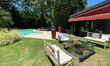 Casa en venta de dos plantas con amplios ambientes en Abril Country Club, Guillermo Hudson.
