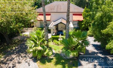 Casa en venta de dos plantas con amplios ambientes en Abril Country Club, Guillermo Hudson.