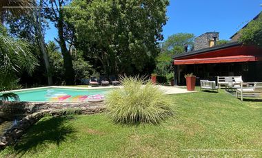 Casa en venta de dos plantas con amplios ambientes en Abril Country Club, Guillermo Hudson.