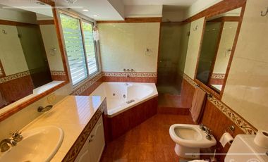 Casa en venta de dos plantas con amplios ambientes en Abril Country Club, Guillermo Hudson.