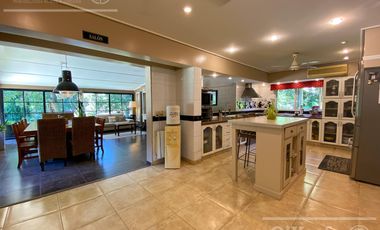 Casa en venta de dos plantas con amplios ambientes en Abril Country Club, Guillermo Hudson.
