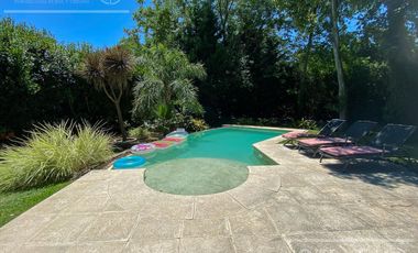 Casa en venta de dos plantas con amplios ambientes en Abril Country Club, Guillermo Hudson.