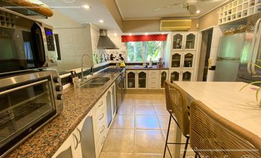 Casa en venta de dos plantas con amplios ambientes en Abril Country Club, Guillermo Hudson.