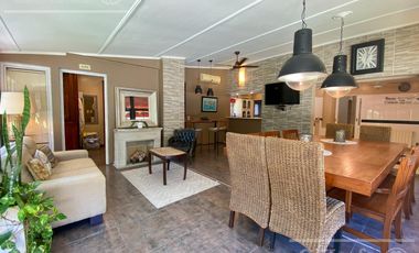 Casa en venta de dos plantas con amplios ambientes en Abril Country Club, Guillermo Hudson.