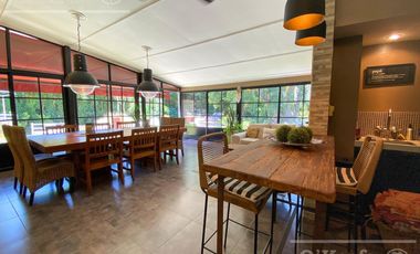 Casa en venta de dos plantas con amplios ambientes en Abril Country Club, Guillermo Hudson.