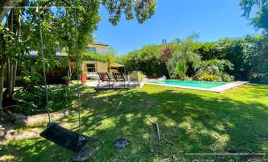 Casa en venta de dos plantas con amplios ambientes en Abril Country Club, Guillermo Hudson.