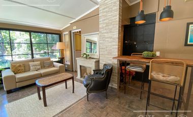 Casa en venta de dos plantas con amplios ambientes en Abril Country Club, Guillermo Hudson.