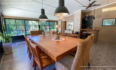 Casa en venta de dos plantas con amplios ambientes en Abril Country Club, Guillermo Hudson.