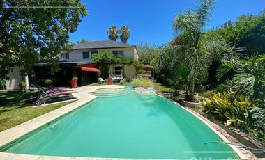 Casa en venta de dos plantas con amplios ambientes en Abril Country Club, Guillermo Hudson.
