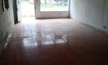 Propiedad en importante esquina de Los Charrúas, con tres locales, casa y depto