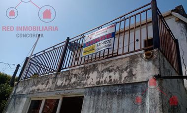 Propiedad en importante esquina de Los Charrúas, con tres locales, casa y depto