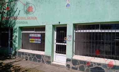 Propiedad en importante esquina de Los Charrúas, con tres locales, casa y depto