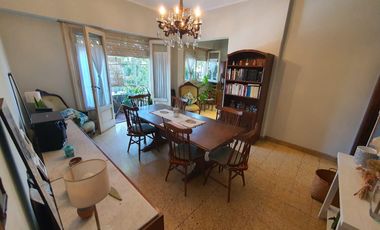 Departamento en  pimer piso con patio y cochera de 4 ambientes en Temperley Oeste