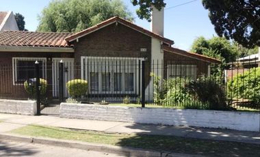 Casa en venta en Adrogue 3 ambientes con pileta