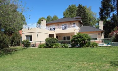 Venta , Alquiler Temporario. Casa  sobre el golf en  Golfers c.c